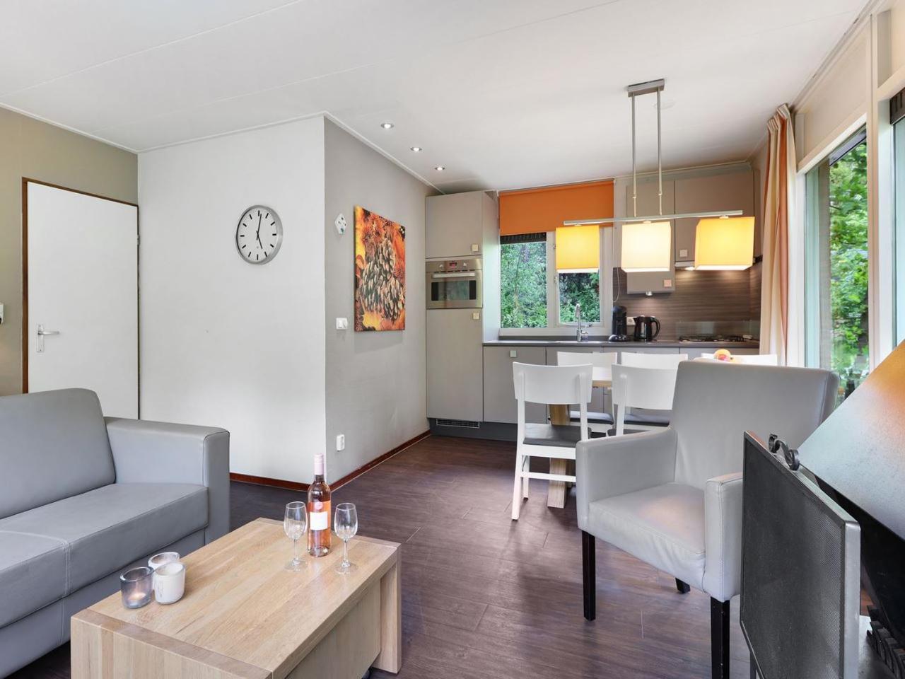 Comfort 6-Person Dog Bungalow In The Holiday Park Landal Heideheuvel Beekbergen Rum bild