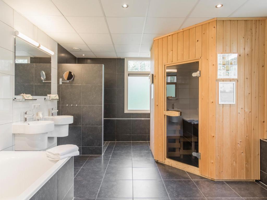 Comfort 6-Person Dog Bungalow In The Holiday Park Landal Heideheuvel Beekbergen Rum bild