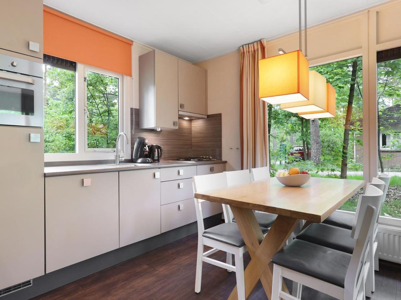 Comfort 6-Person Dog Bungalow In The Holiday Park Landal Heideheuvel Beekbergen Rum bild