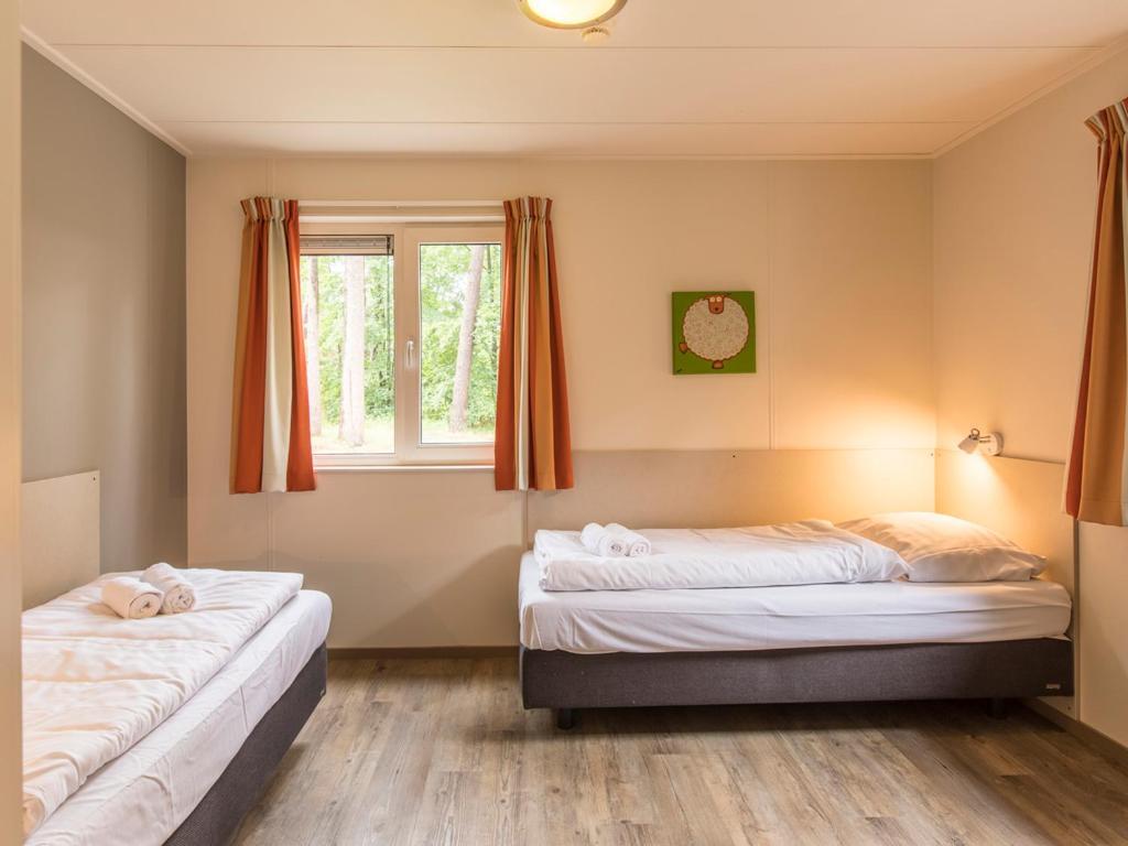 Comfort 6-Person Dog Bungalow In The Holiday Park Landal Heideheuvel Beekbergen Rum bild