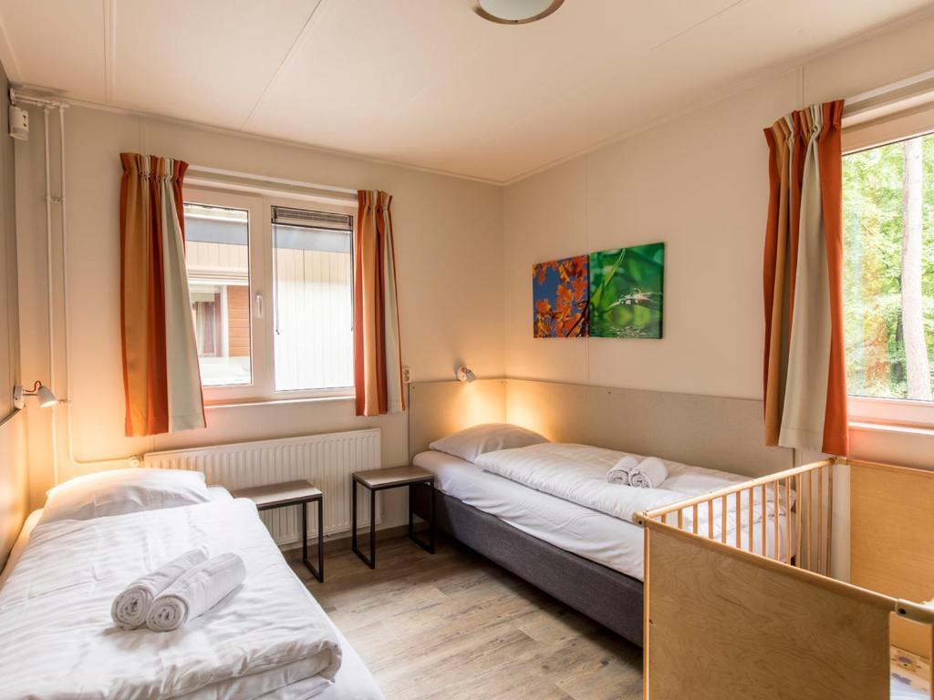 Comfort 6-Person Dog Bungalow In The Holiday Park Landal Heideheuvel Beekbergen Rum bild