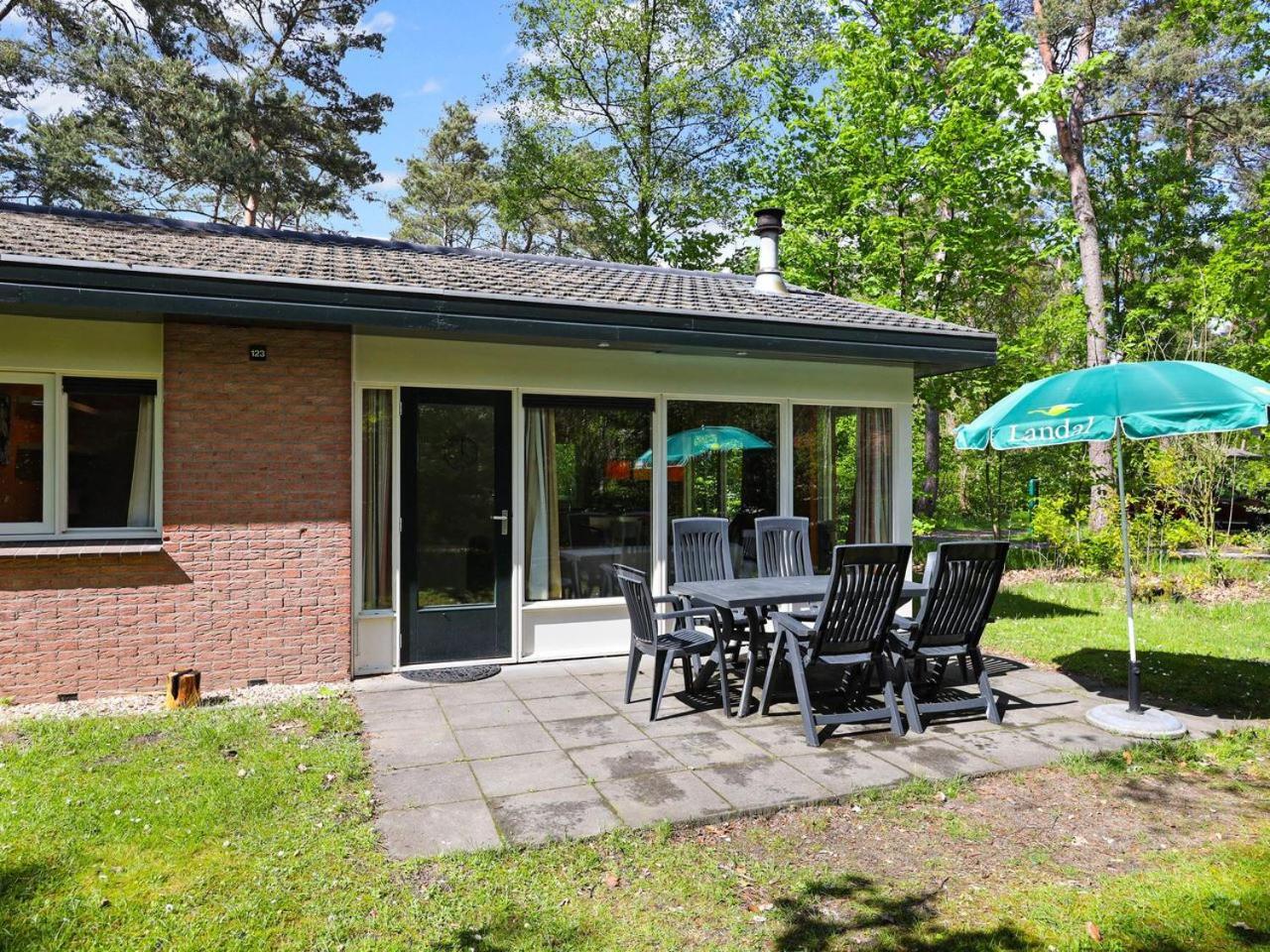 Comfort 6-Person Dog Bungalow In The Holiday Park Landal Heideheuvel Beekbergen Rum bild