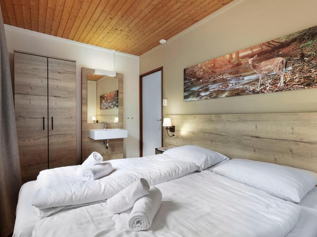 Comfort 6-Person Dog Bungalow In The Holiday Park Landal Heideheuvel Beekbergen Rum bild