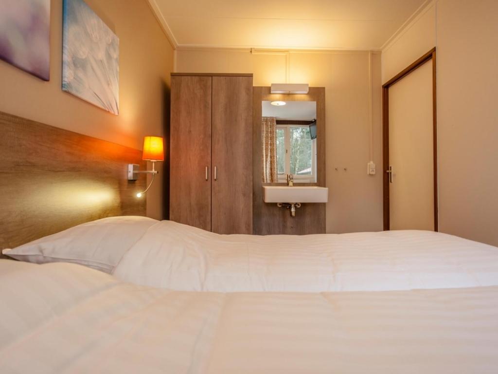 Comfort 6-Person Dog Bungalow In The Holiday Park Landal Heideheuvel Beekbergen Rum bild